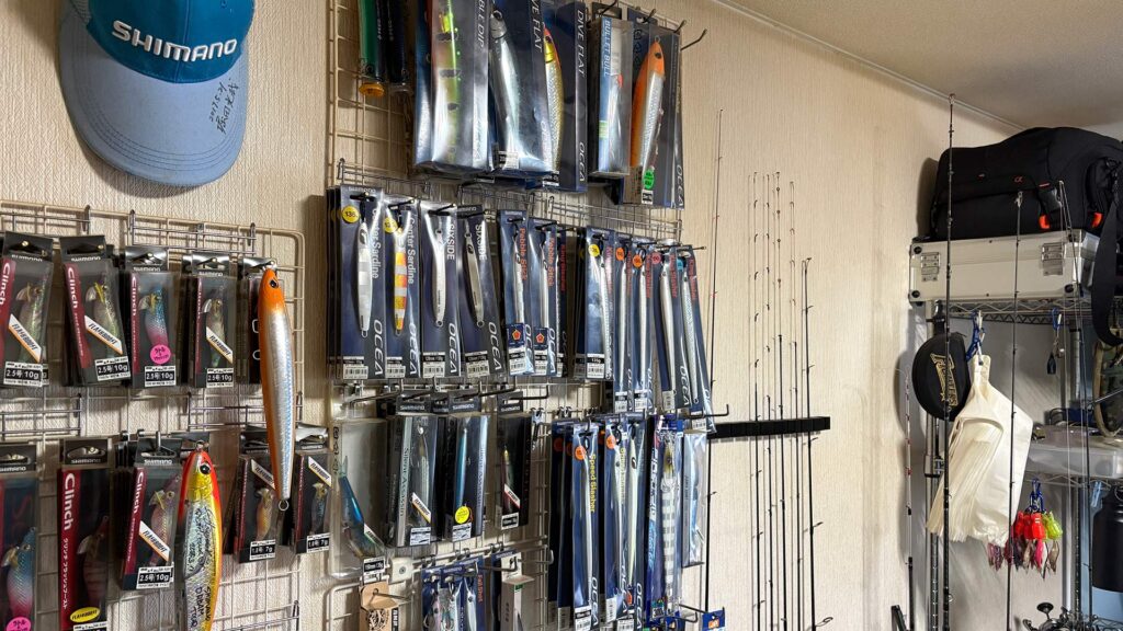 私の釣具部屋（秘密基地）です。このデスクで、絶対に切れないラインシステムを夜な夜な研究しています。